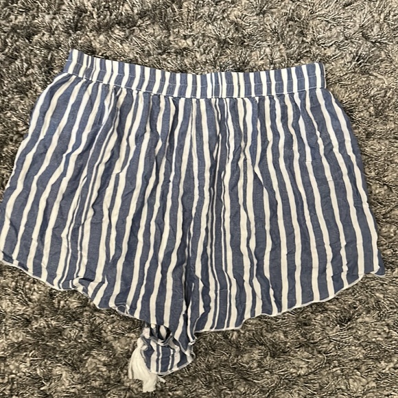 AMERICAN EAGLE SHORTS- SLITS ON SIDES- LIGHTLY WORN - Picture 3 of 4